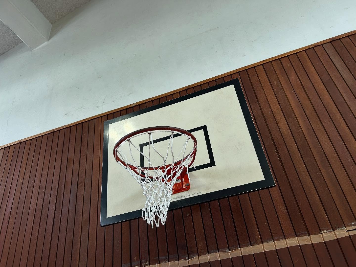 夜間に施設利用をしているSさんから、破れていたバスケットゴールのネットをいただきました️10数年、先生たちが結び直して使い続けてきたネット。大事に使わせていただきます#国場児童館