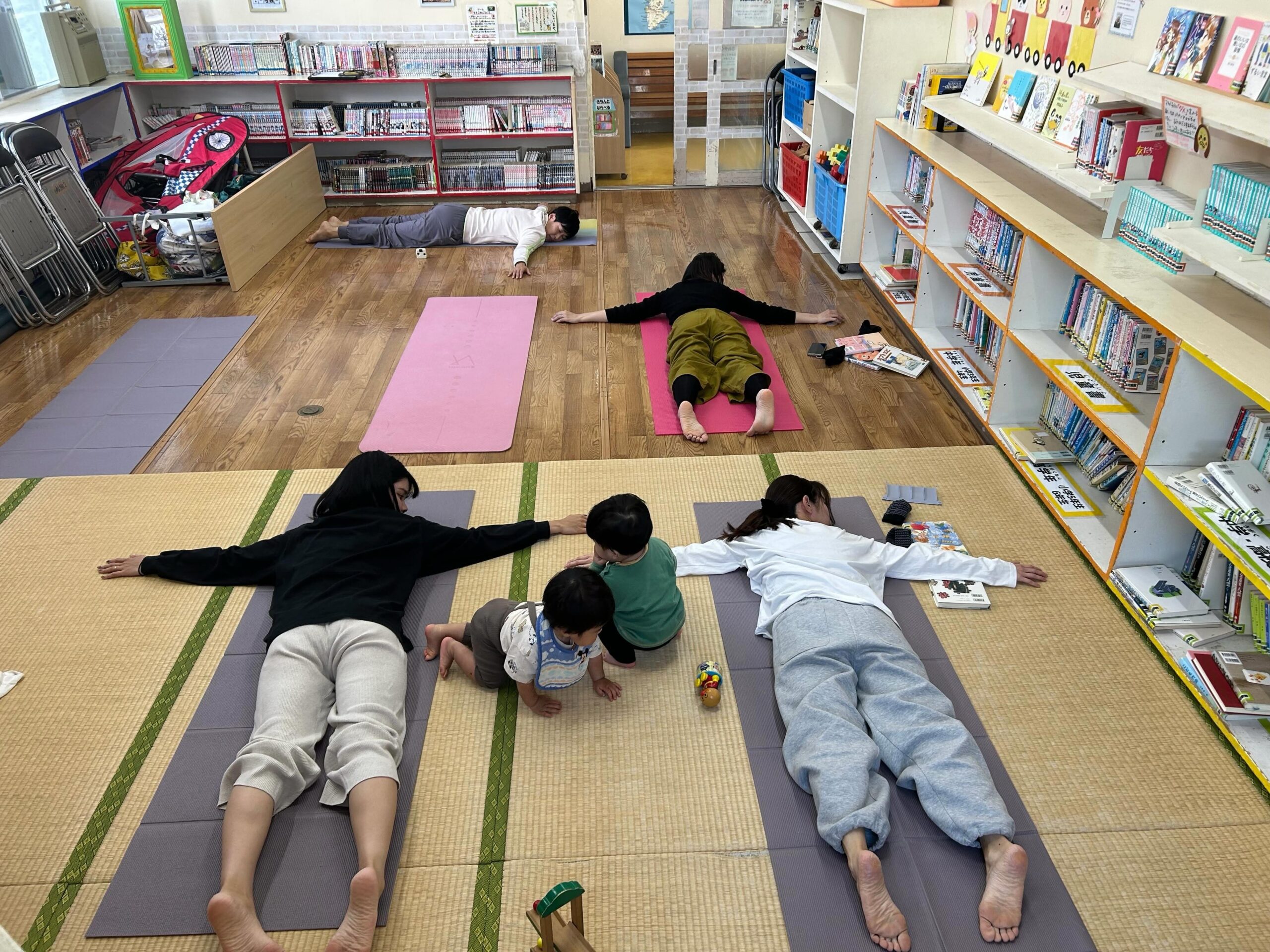 【ヨガ体験】第三木曜日のつどいの広場ソレイユはヨガ体験の日️明日は10時30分から1時間ほど行っていますので、お気軽にいらして下さいね〜️身体と心をほぐしましょう。#国場児童館#つどいの広場ソレイユ