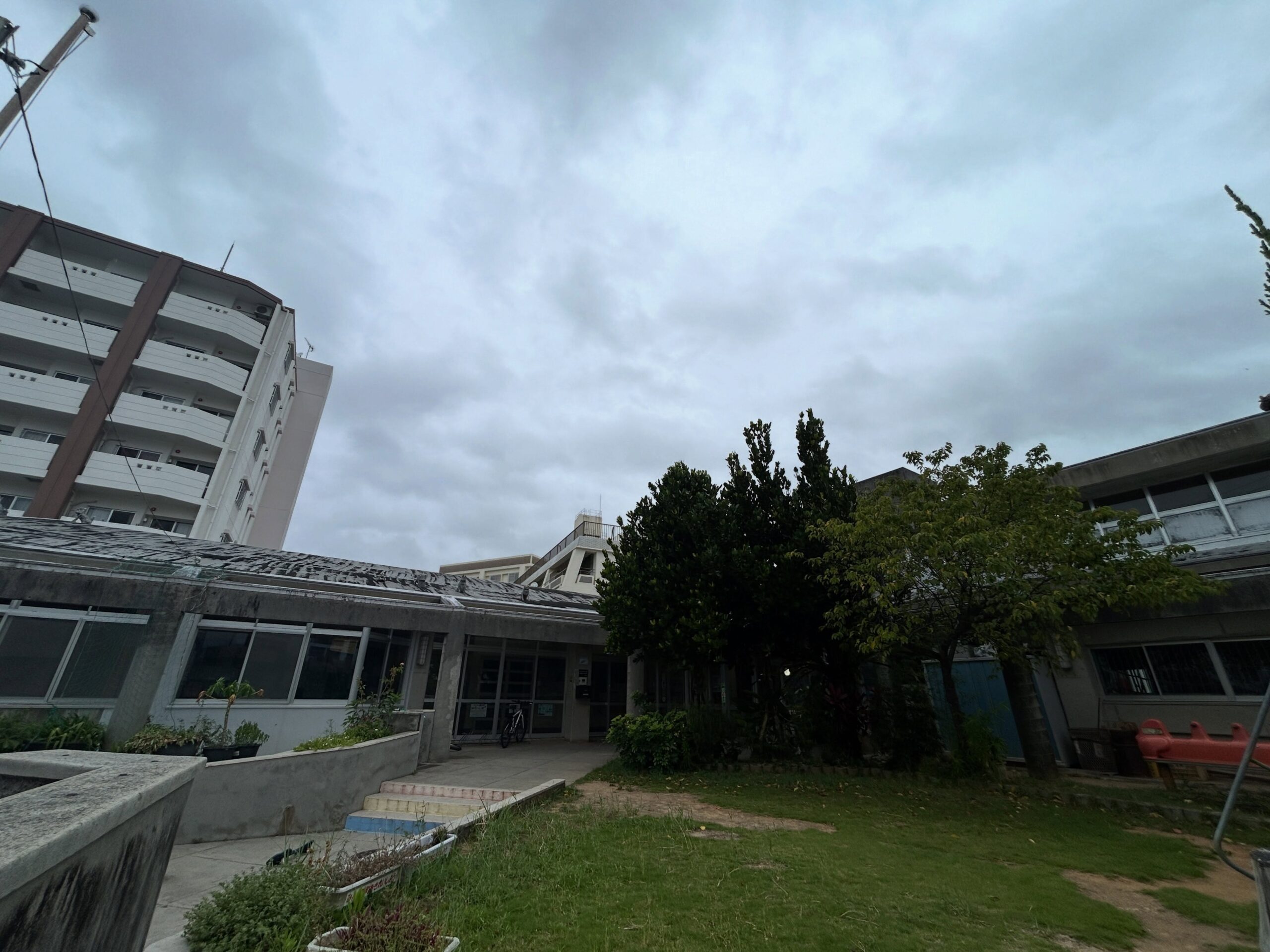 大型で非常に強い台風9号の影響で、那覇市内も暴風警報が発令されました️明日は台風の状況をみて開館の判断をしますので、みなさんも安全に過ごしてください。また発信をいたします。#台風9号#国場児童館
