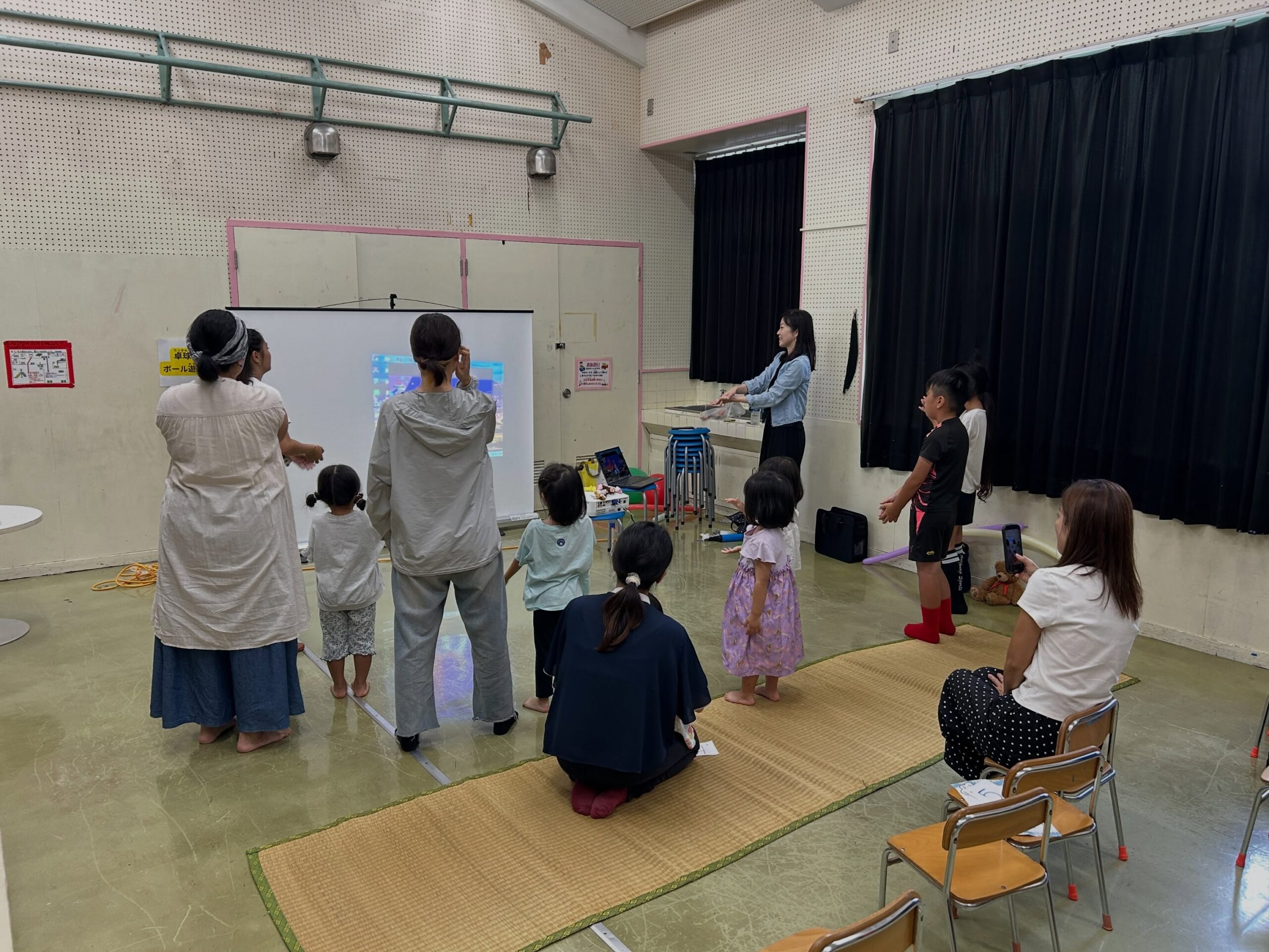 25日に、親子で楽しむ英語遊びを開催しました！近隣にオープンしたキズナトークさんからネイティブの先生がいらして、親子で参加できる体験の場作りをしましたが、幼児親子の参加が多かったです。子どもの成長だけでなく、親子で一緒に楽しんでもらえたら良かったです！#国場児童館#キズナトーク