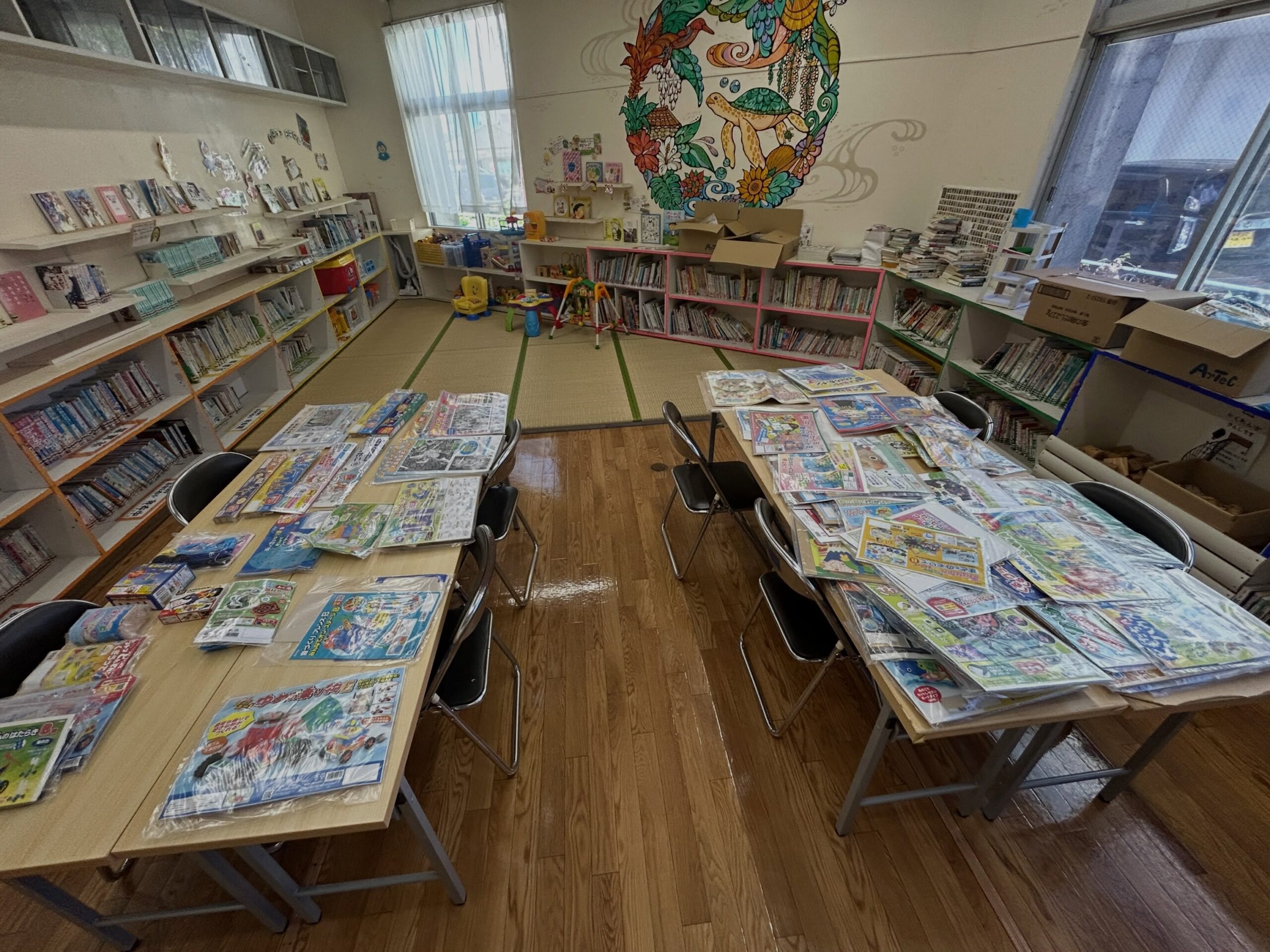 工作教材いかがですか？教材を扱う「沖縄科学教材社」さんから、たくさんの工作教材をいただきました！夏休みの工作などに使いませんか？明日2日日曜日、10時から12時まで、お子さん1人につき1点ずつ、無料配布会を行います！教材なので、保護者さんと一緒に作るかたちになっていますので、ぜひ親子で一緒に作ってみてくださいね♬#国場児童館